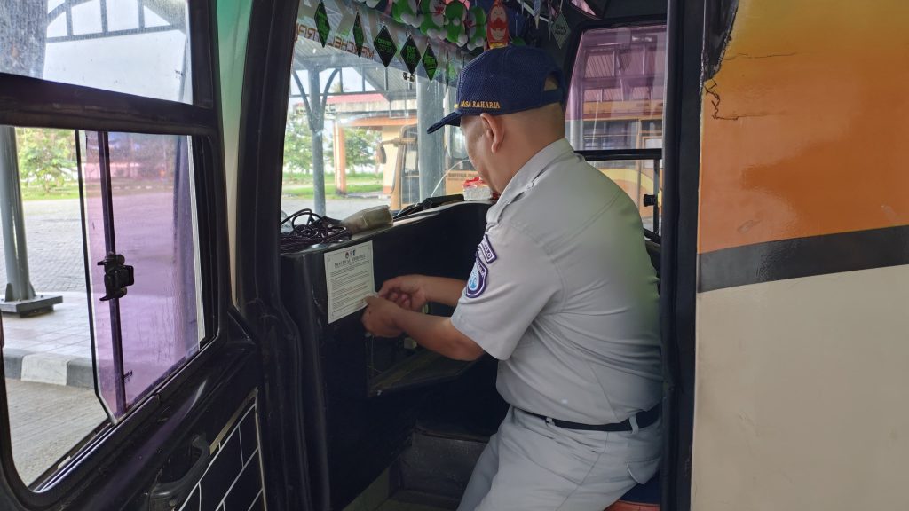 Jasa Raharja dan BPTD melaksanakan program pemasangan stiker