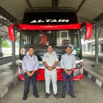 asa Raharja Cabang Gorontalo melaksanakan kegiatan ramp check bus angkutan umum di Terminal Dungingi, Kota Gorontalo, pada Rabu, 18 Februari 2026. Kegiatan ini merupakan bagian dari upaya berkelanjutan untuk meningkatkan keselamatan transportasi darat serta memastikan setiap kendaraan angkutan umum yang beroperasi memenuhi standar kelayakan dan keamanan bagi masyarakat pengguna jasa transportasi. Dalam pelaksanaannya, ramp check dilakukan melalui pemeriksaan menyeluruh terhadap aspek administrasi kendaraan, seperti kelengkapan dokumen dan masa berlaku uji berkala (KIR), serta pengecekan kondisi teknis bus yang meliputi sistem pengereman, lampu penerangan, kondisi ban, hingga fungsi pintu darurat. Petugas juga memastikan ketersediaan perlengkapan keselamatan seperti alat pemadam api ringan (APAR), palu pemecah kaca, dan sabuk pengaman guna menjamin perlindungan maksimal bagi penumpang. Melalui kegiatan ini, Jasa Raharja Cabang Gorontalo menegaskan komitmennya dalam mendorong budaya tertib administrasi dan disiplin keselamatan di kalangan pengemudi maupun pengusaha angkutan umum. Diharapkan, langkah preventif ini dapat meminimalisir risiko kecelakaan lalu lintas serta memberikan rasa aman dan nyaman bagi masyarakat dalam menggunakan transportasi umum di wilayah Gorontalo.