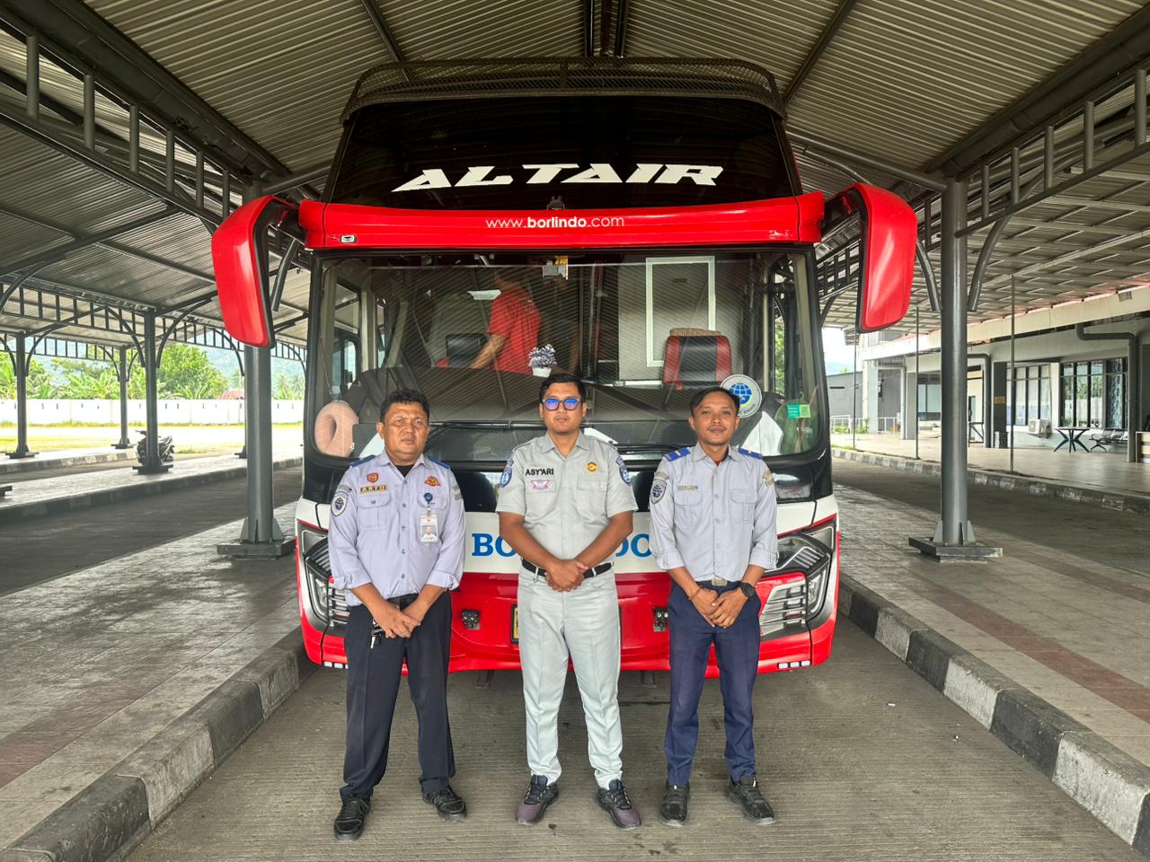 asa Raharja Cabang Gorontalo melaksanakan kegiatan ramp check bus angkutan umum di Terminal Dungingi, Kota Gorontalo, pada Rabu, 18 Februari 2026. Kegiatan ini merupakan bagian dari upaya berkelanjutan untuk meningkatkan keselamatan transportasi darat serta memastikan setiap kendaraan angkutan umum yang beroperasi memenuhi standar kelayakan dan keamanan bagi masyarakat pengguna jasa transportasi. Dalam pelaksanaannya, ramp check dilakukan melalui pemeriksaan menyeluruh terhadap aspek administrasi kendaraan, seperti kelengkapan dokumen dan masa berlaku uji berkala (KIR), serta pengecekan kondisi teknis bus yang meliputi sistem pengereman, lampu penerangan, kondisi ban, hingga fungsi pintu darurat. Petugas juga memastikan ketersediaan perlengkapan keselamatan seperti alat pemadam api ringan (APAR), palu pemecah kaca, dan sabuk pengaman guna menjamin perlindungan maksimal bagi penumpang. Melalui kegiatan ini, Jasa Raharja Cabang Gorontalo menegaskan komitmennya dalam mendorong budaya tertib administrasi dan disiplin keselamatan di kalangan pengemudi maupun pengusaha angkutan umum. Diharapkan, langkah preventif ini dapat meminimalisir risiko kecelakaan lalu lintas serta memberikan rasa aman dan nyaman bagi masyarakat dalam menggunakan transportasi umum di wilayah Gorontalo.
