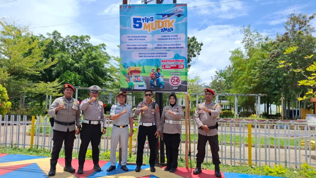 Jasa Raharja Cabang Gorontalo Bersama Kepolisian Pasang Spanduk Keselamatan di Kwandang