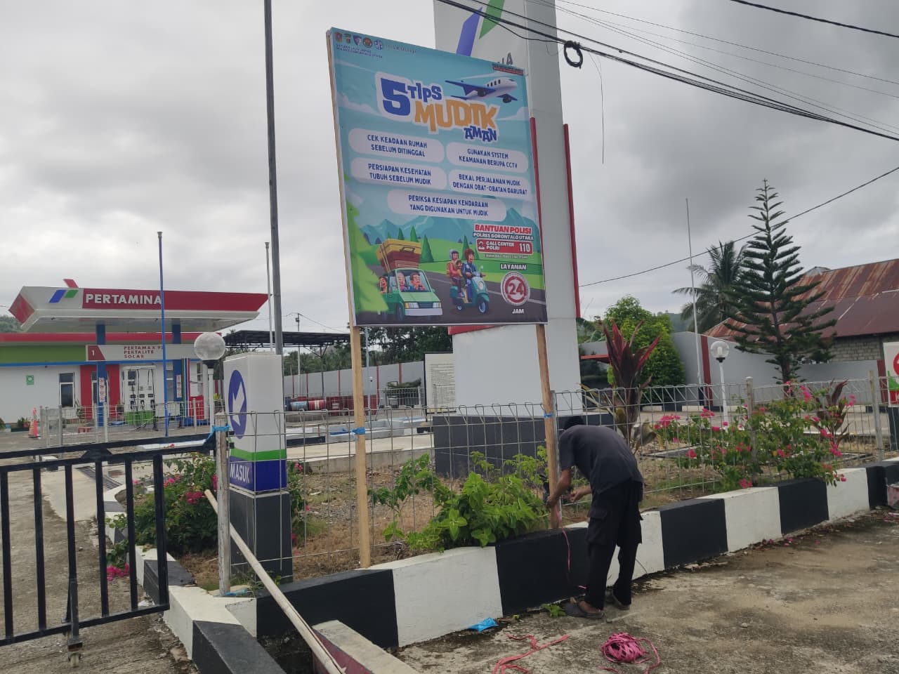 Jasa Raharja Cabang Gorontalo dan Kepolisian Pasang Spanduk Tips Mudik di Sumalata