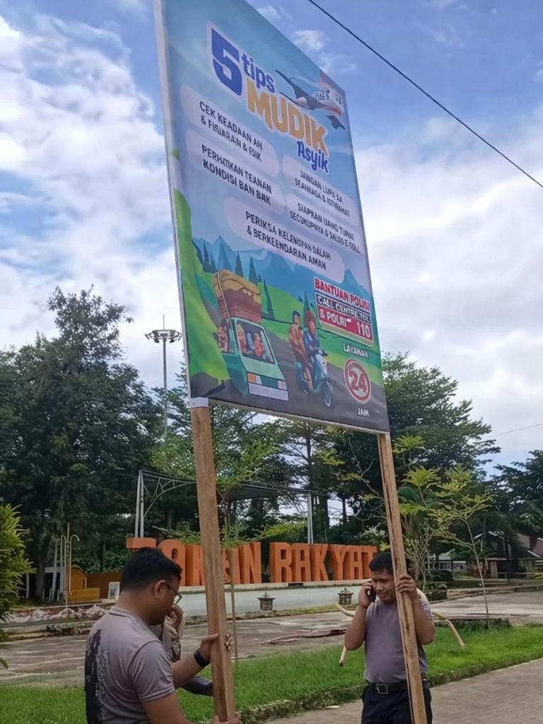 Perkuat Kesadaran Berkendara, Spanduk Keselamatan Dipasang di Desa Molingkapoto, Kec. Kwandang