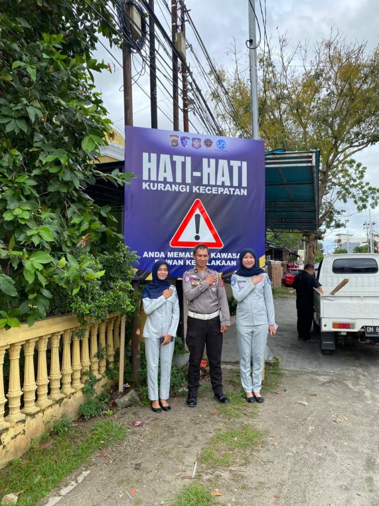 Jasa Raharja Cabang Gorontalo bersama Kepolisian Pasang Spanduk Hivis Imbauan Keselamatan di Kota Gorontalo