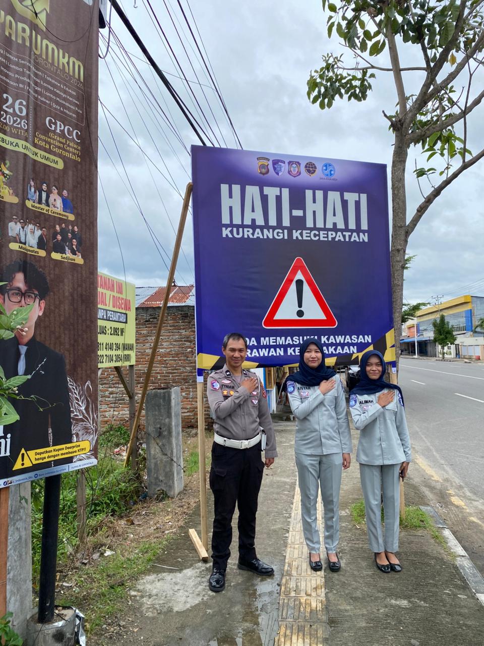 Jasa Raharja Cabang Gorontalo bersama Kepolisian Pasang Spanduk Hi-Vis Imbauan Keselamatan di Kec. Sipatana Kota Gorontalo