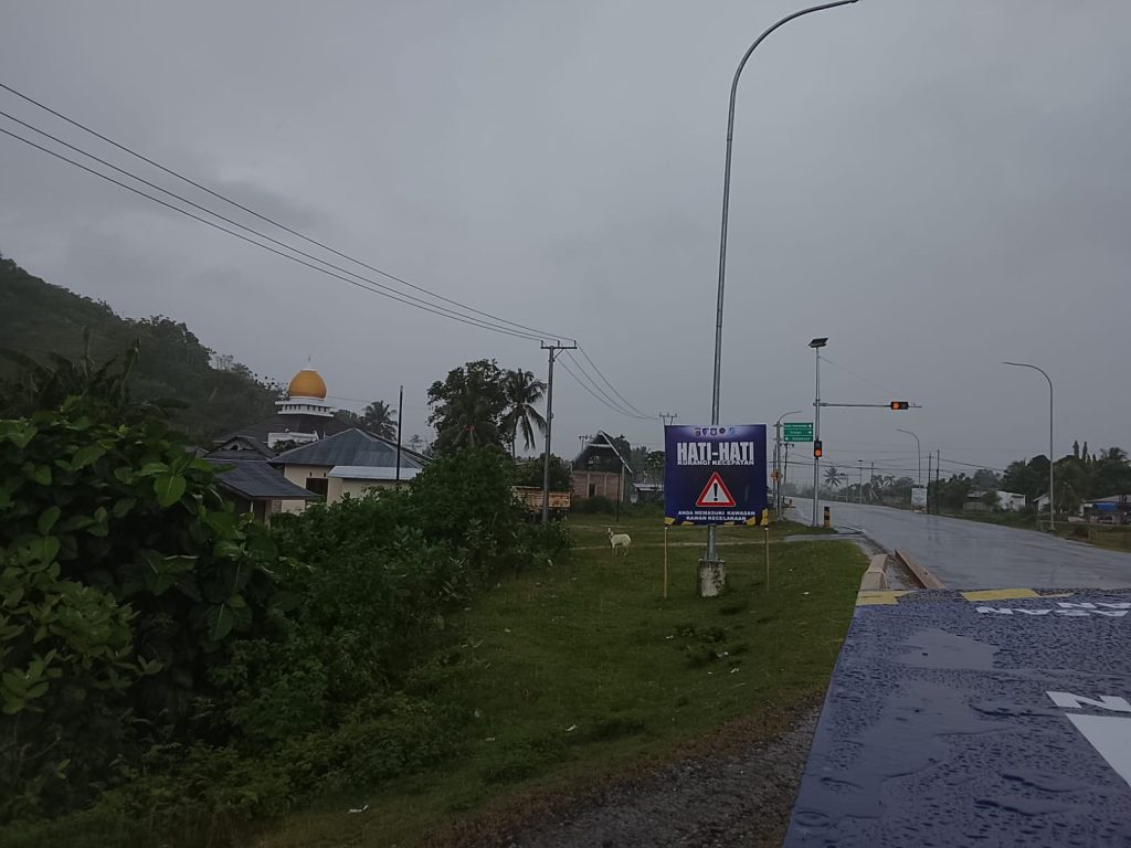 Jasa Raharja Cabang Gorontalo Pasang Spanduk Hi-Vis Imbauan Keselamatan di Titik Rawan Kecelakaan