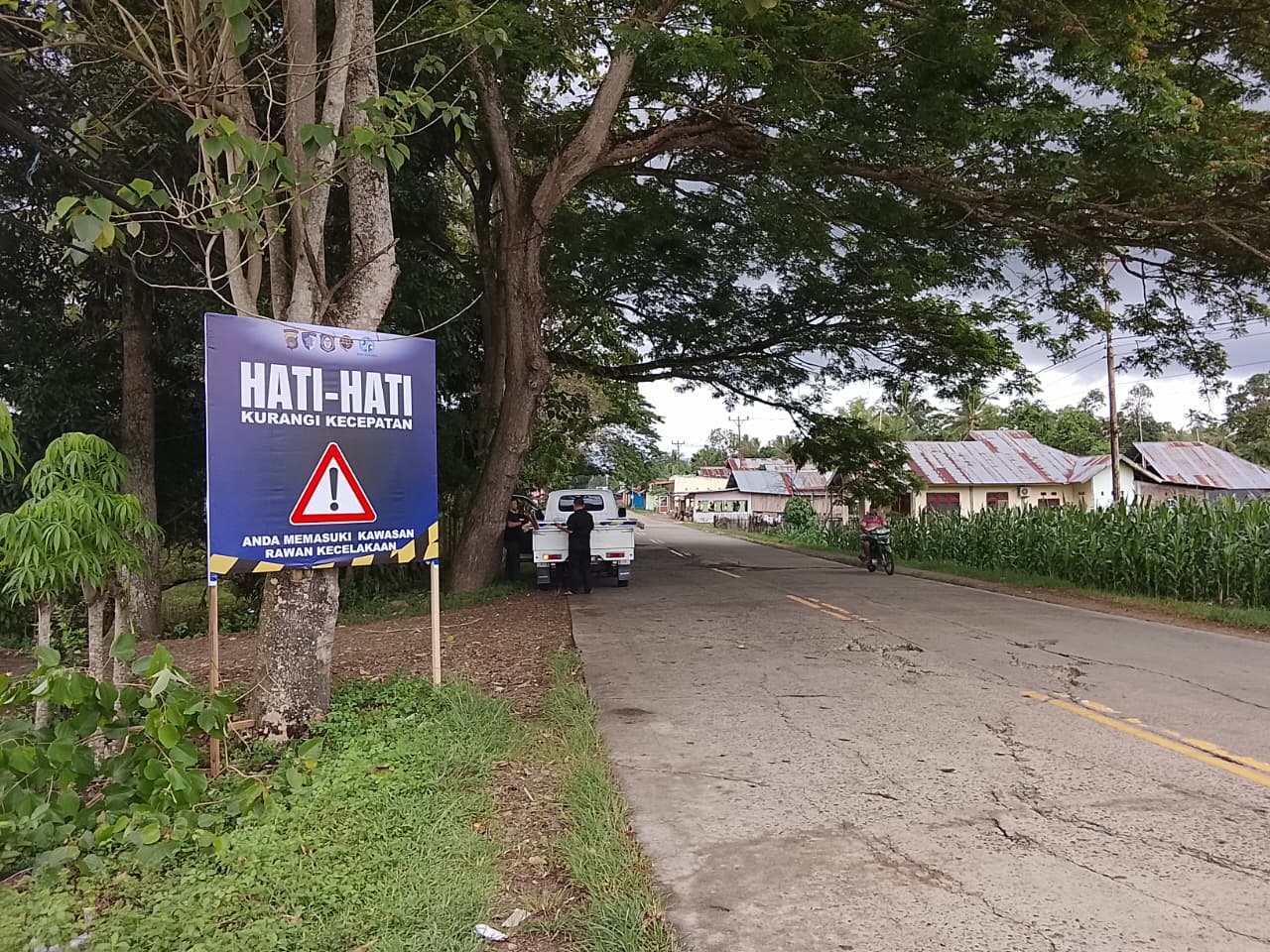 Jasa Raharja Cabang Gorontalo Pasang Spanduk Hi-Vis Imbauan Keselamatan di Titik Rawan Kecelakaan