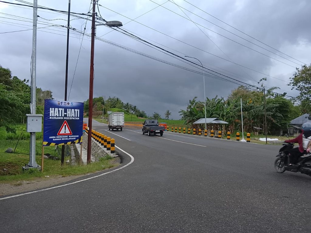 Jasa Raharja Cabang Gorontalo Pasang Spanduk Hi-Vis Imbauan Keselamatan di Titik Rawan Kecelakaan