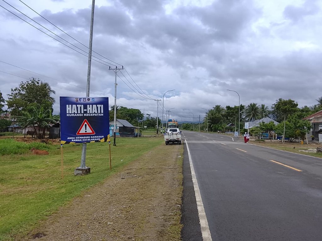 Jasa Raharja Cabang Gorontalo Pasang Spanduk Hi-Vis Imbauan Keselamatan di Titik Rawan Kecelakaan