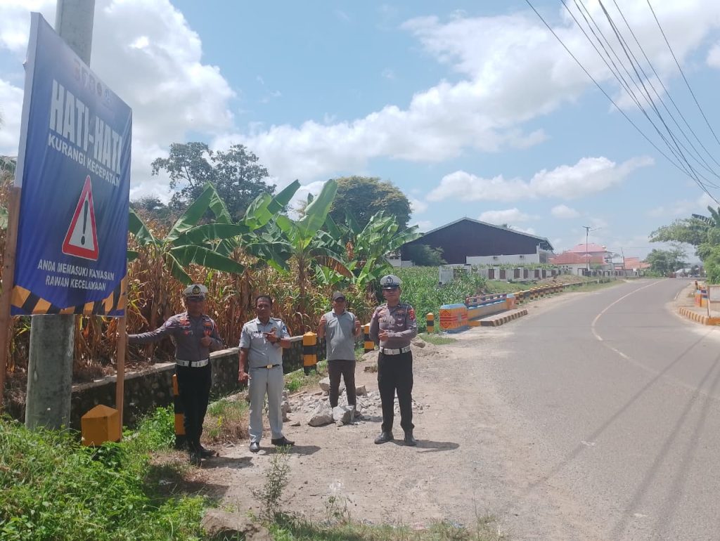 Jasa Raharja Cabang Gorontalo dan Polres Boalemo Edukasi Pengguna Jalan Melalui Pemasangan Spanduk Keselamatan