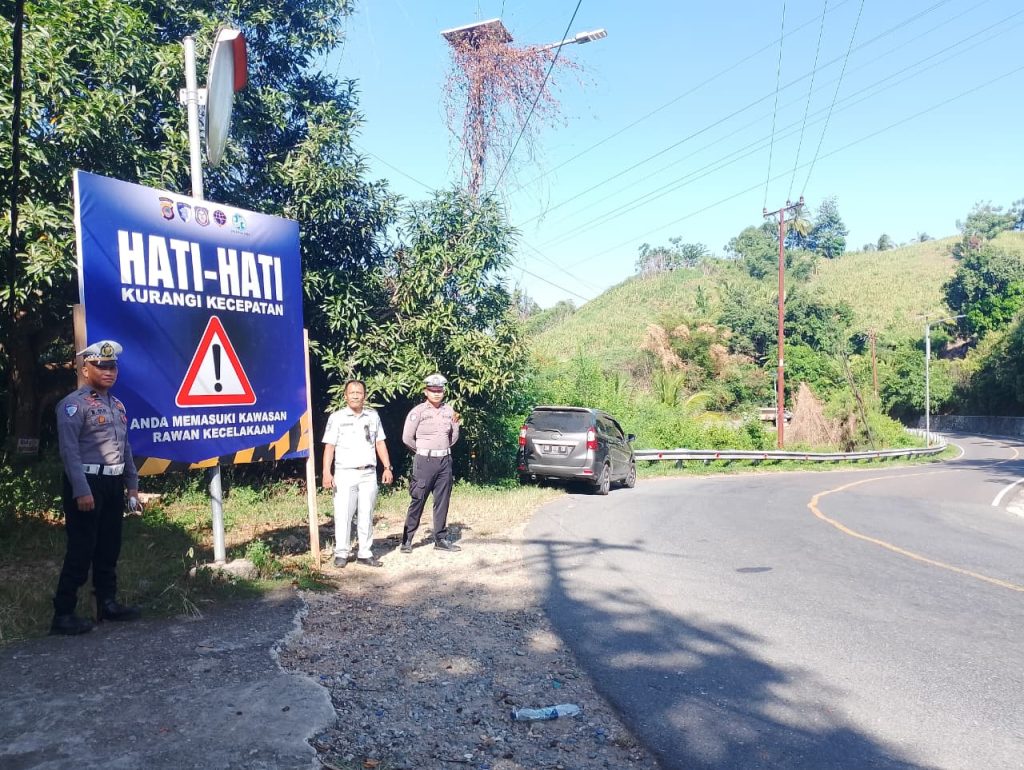 Jasa Raharja Cabang Gorontalo Bersama Polres Boalemo Pasang Spanduk Imbauan Keselamatan Lalu Lintas di Kec. Botumoito